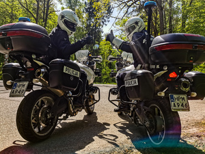 dwaj policjanci na motocyklach