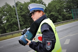 policjantka w trakcie kontroli drogowej