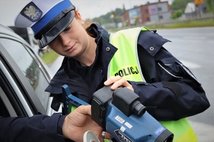 policjantka w trakcie kontroli drogowej