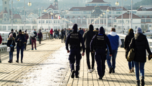 grupa policjantów patrolujących molo w Sopocie
