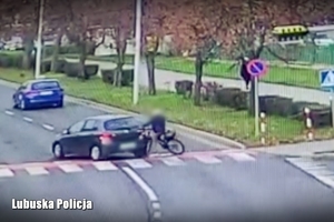 Rowerzystka zostaje potrącona przez jadący pojazd