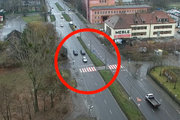 widok z góry na jedna z ulic w Bydgoszczy, auta popełniajające wykroczenia są zaznaczone czerwonym kółkiem