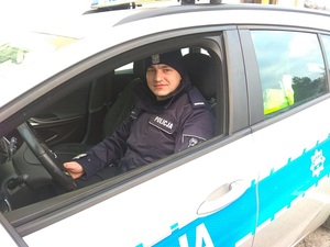 policjant siedzi w radiowozie