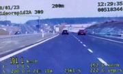 Stopklatka z nagrania wideorejestratora, przedstawia samochód przekraczający prędkość