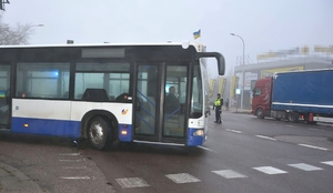 autobus na skrzyżowaniu,  policjant kieruje ruchem