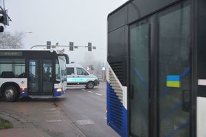 autobusy i radiowóz na skrzyżowaniu