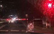 cyklista przejeżdżający przez przejazd kolejowy pomimo czerwonego światła na przejeździe - pora nocna