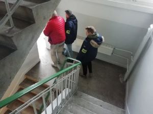 Mężczyzna i dwóch policjantów na schodach