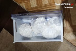 kulki zbitej amfetaminy w pojemniku z lodówki