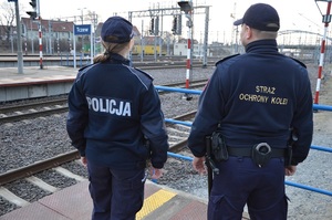 policjantka z funkcjonariuszem SOK na peronie - widok z tyłu