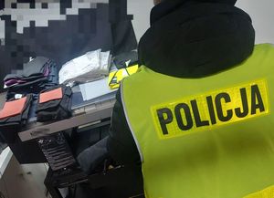 policjanci w trakcie zabezpieczenia podrobione odzieży markowych marek