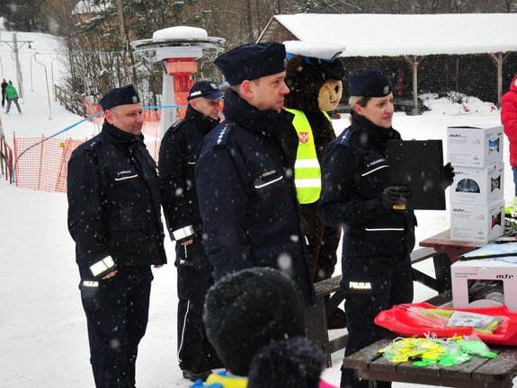 policjanci prowadza działania profilaktyczne w czasie zimy