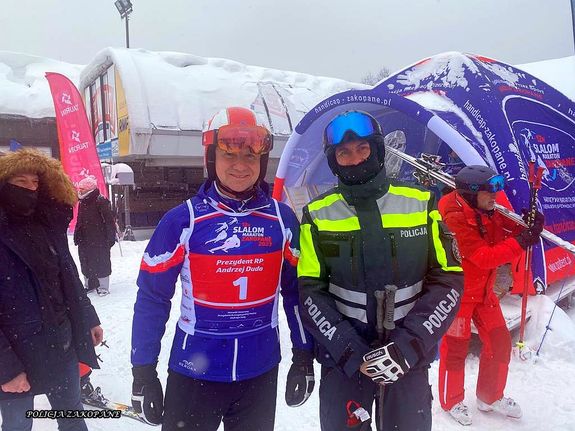 Pan Prezydent RP Andrzej Duda wraz z policjantem z patrolu narciarskiego na stoku