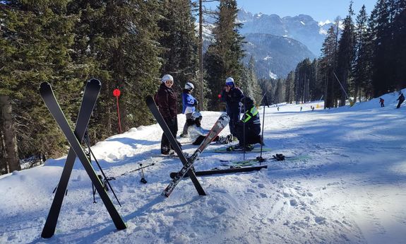 Policjanci zabezpieczają miejsce wypadku na stoku narciarskim