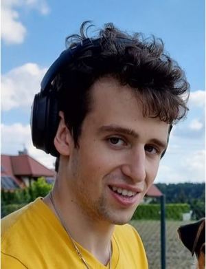 wizerunek zaginionego 23 latka, mężczyzna ubrany jest w żółtą koszulkę, na głowie ma założone słuchawki