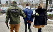 policjantka i policjant wspólnie prowadzą zatrzymaną kobietę