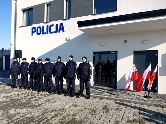 Policjanci, którzy będą pełnić służbę w nowym Posterunku, w tle budynek Posterunku