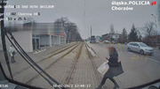 stop klatka z nagrania z kamery, na którym widać jak kobieta omal nie weszła pod tramwaj