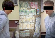 kolaż trzech zdjęć. od lewej zatrzymany mężczyzna, na środku zabezpieczone banknoty i z prawej zatrzymany mężczyzna