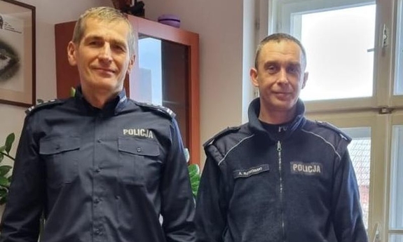 dwóch umundurowanych policjantów