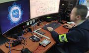 policjant CBZC siedzi przed komputerami