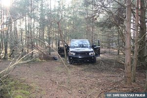 zabezpieczony samochód odnaleziony w lesie