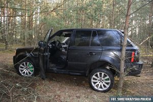 zabezpieczony samochód odnaleziony w lesie