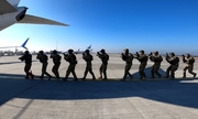 Policyjni kontrterroryści podczas ćwiczeń na płycie lotniska