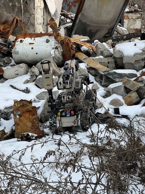 robot pirotechniczny podczas pracy w zniszczonym budynku