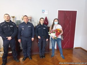 Komendant Powiatowy Policji w Kłodzku wraz ze starszym posterunkowym Patrycją Piekarską oraz starszym sierżantem Marcinem Gerlachem oraz mamą dziewczynki, która napisała podziękowania