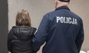 Zatrzymana kobieta do usiłowania oszustwa obok umundurowany policjant