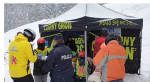 Policyjne stoisko profilaktyczne przy stoku narciarskim
