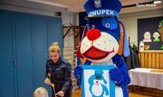 Widoczna umundurowana policjantka, maskotka Sznupka oraz dzieci w przedszkolu