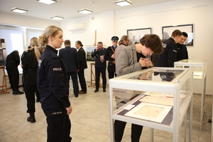 uczestnicy seminarium oglądają wystawę w Muzeum Policji