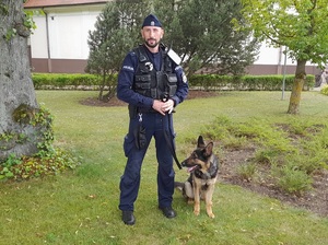 umundurowany policjant z psem