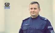 Na zdjęciu policjant Paweł Sesim