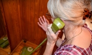 starsza kobieta rozmawia przez telefon