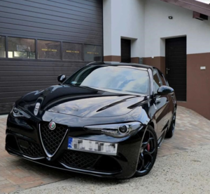 Samochód koloru czarnego marki Alfa Romeo