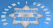 policyjna odznaka na niebieskim tle i napis: Pomagamy i chronimy