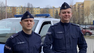 dwaj umundurowani policjanci z 7. komisariatu sierż. szt. Dawid Czubak oraz sierż. Mirosław Orłowski, pozują do zdjęcia