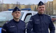 dwaj umundurowani policjanci z 7. komisariatu sierż. szt. Dawid Czubak oraz sierż. Mirosław Orłowski, pozują do zdjęcia