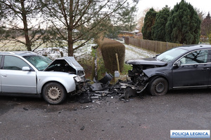 Na zdjęciu dwa samochody osobowe z rozbitymi przodami
