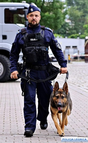 Na zdjęciu policjant z psem policyjnym