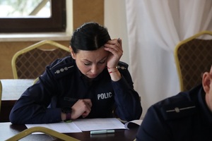 Zdjęcie przedstawiające policjantów podczas testu wiedzy
