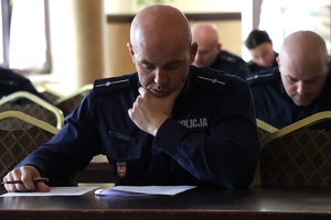 Zdjęcie przedstawiające policjanta podczas testu wiedzy