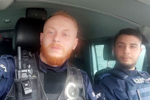 dwaj policjanci w radiowozie