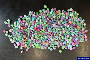 kupka kolorowych tabletek - środków odurzających
