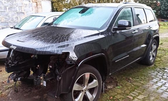 odzyskany Jeep pochodzący z kradzieży - przód auta częściowo rozmonotowany