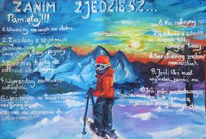 Praca przedstawia narciarza na tle pasma górskiego. Po obu stronach wymienione w punktach zasady dekalogu narciarza.