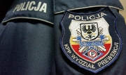 naszywka z logiem KPP w Oświęcimiu na mundurze policjanta